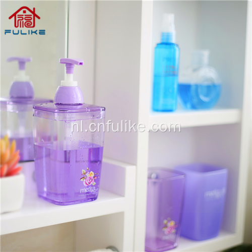 Vierkante shampoo plastic fles met pompdispenser